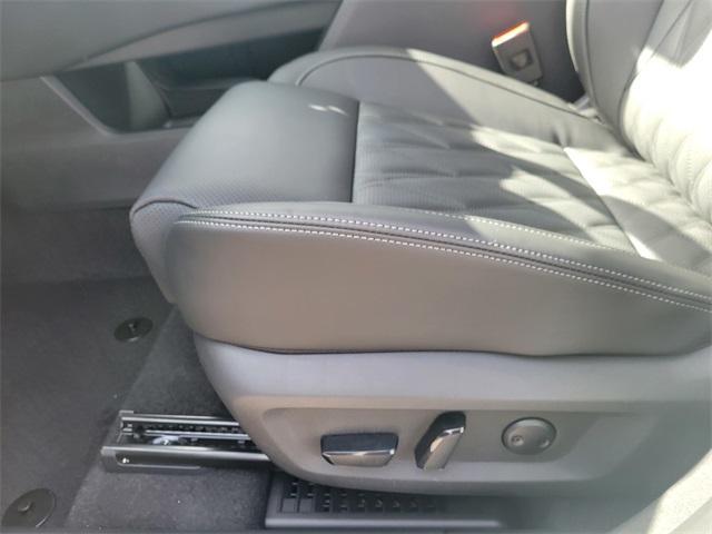Photo of 2026 White / Black Nissan Rogue