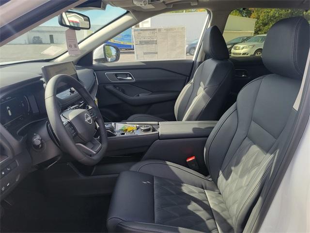 Photo of 2026 White / Black Nissan Rogue