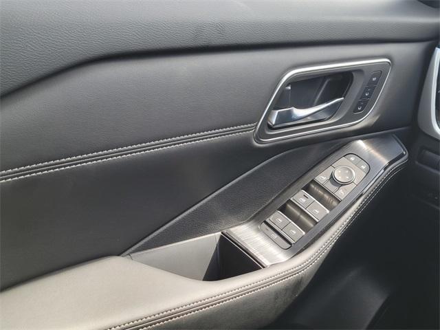 Photo of 2026 White / Black Nissan Rogue