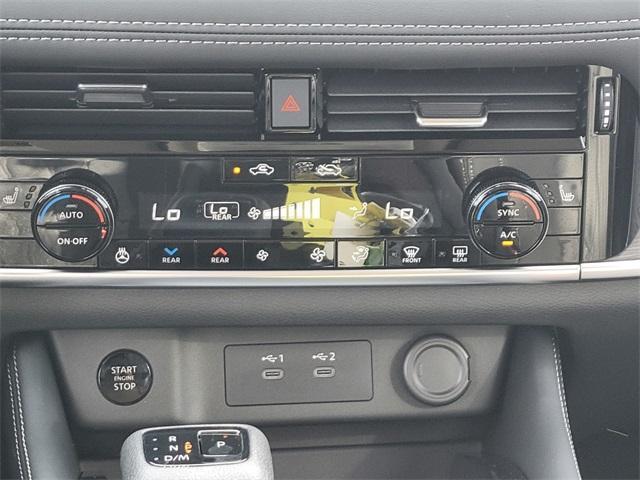 Photo of 2026 White / Black Nissan Rogue