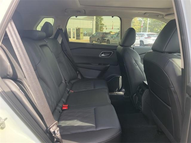 Photo of 2026 White / Black Nissan Rogue