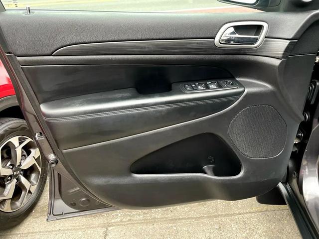 Photo of 2019 Charcoal Jeep Grand Cherokee