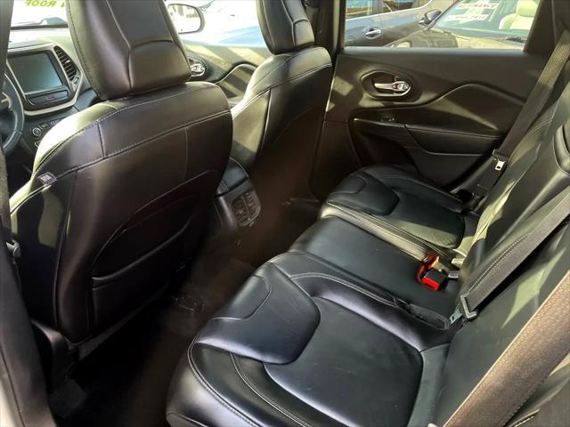 Photo of 2016 Bright White Clearcoat Jeep Cherokee