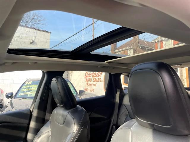 Photo of 2016 Bright White Clearcoat Jeep Cherokee