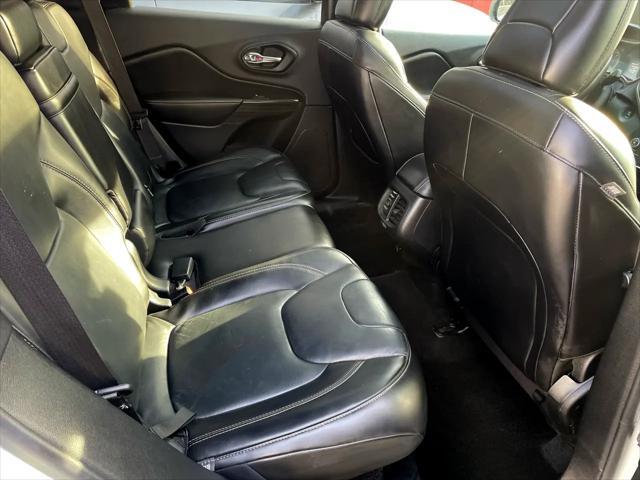 Photo of 2016 Bright White Clearcoat Jeep Cherokee