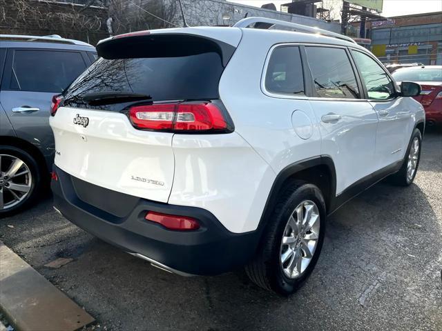 Photo of 2016 Bright White Clearcoat Jeep Cherokee