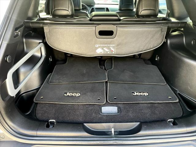 Photo of 2016 Bright White Clearcoat Jeep Cherokee