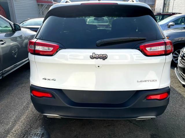 Photo of 2016 Bright White Clearcoat Jeep Cherokee