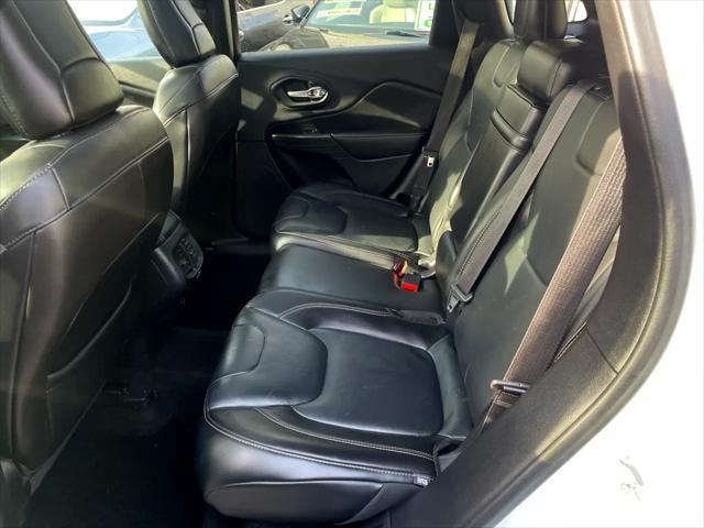 Photo of 2016 Bright White Clearcoat Jeep Cherokee