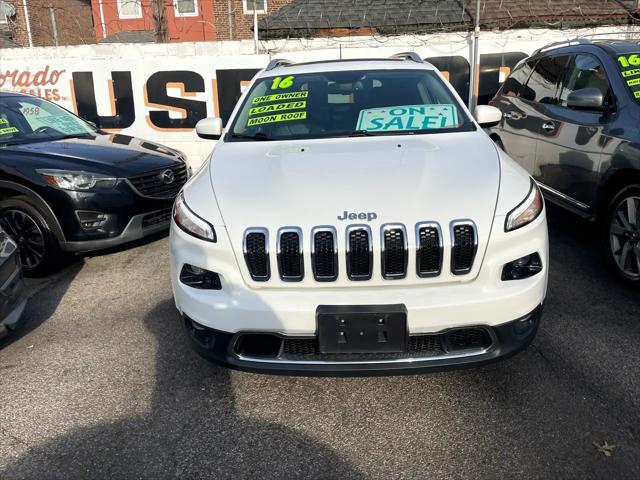 Photo of 2016 Bright White Clearcoat Jeep Cherokee