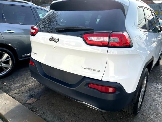 Photo of 2016 Bright White Clearcoat Jeep Cherokee