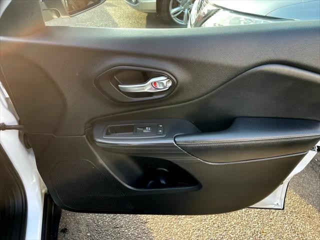 Photo of 2016 Bright White Clearcoat Jeep Cherokee