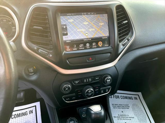Photo of 2016 Bright White Clearcoat Jeep Cherokee