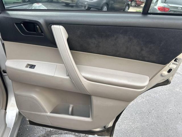 Photo of 2009 Classic Silver Metallic Toyota Highlander