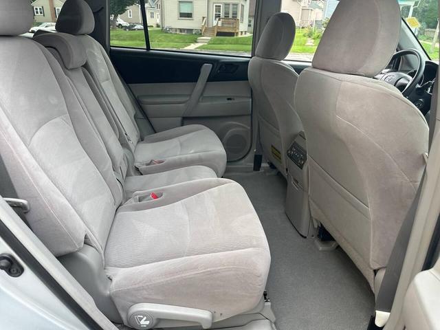 Photo of 2009 Classic Silver Metallic Toyota Highlander