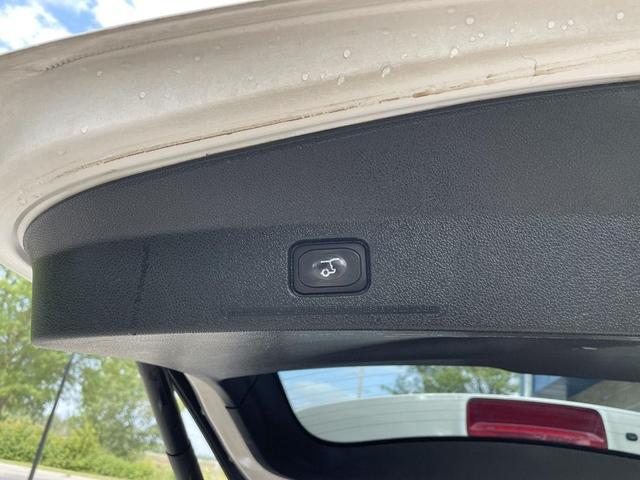 Photo of 2018 White Platinum Metallic Tri-Coat Ford Explorer