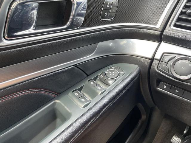 Photo of 2018 White Platinum Metallic Tri-Coat Ford Explorer