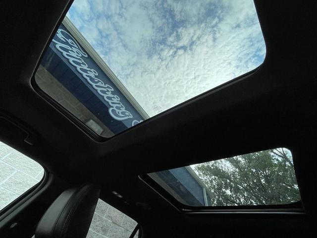 Photo of 2018 White Platinum Metallic Tri-Coat Ford Explorer