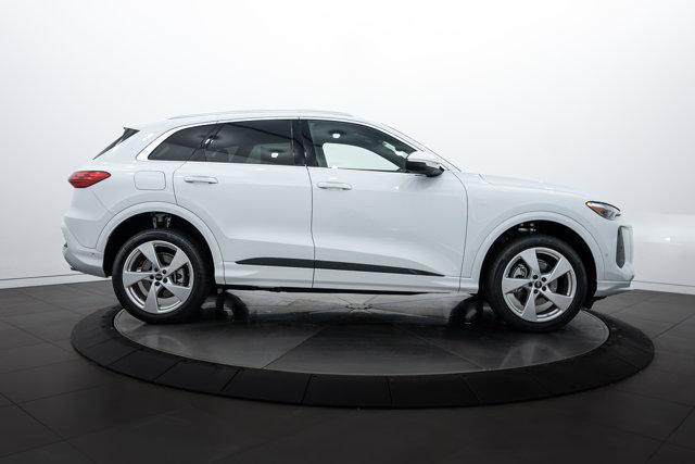 Photo of 2025 Glacier White Audi Q5