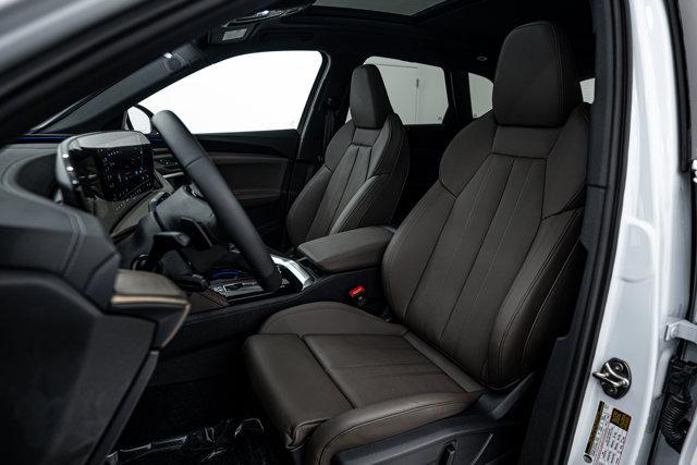 Photo of 2025 Glacier White Audi Q5
