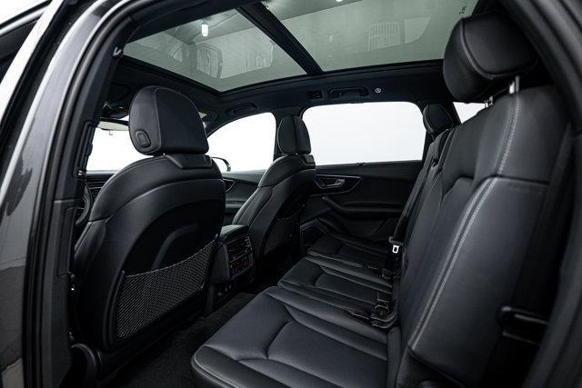 Photo of 2025 Gray Audi Q7