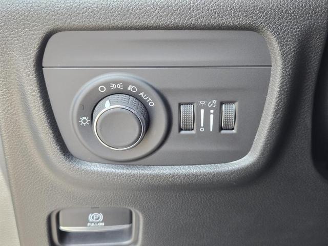 Photo of 2023 Diamond Black Jeep Grand Cherokee L