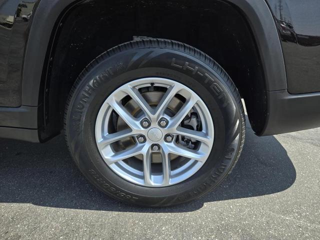 Photo of 2023 Diamond Black Jeep Grand Cherokee L