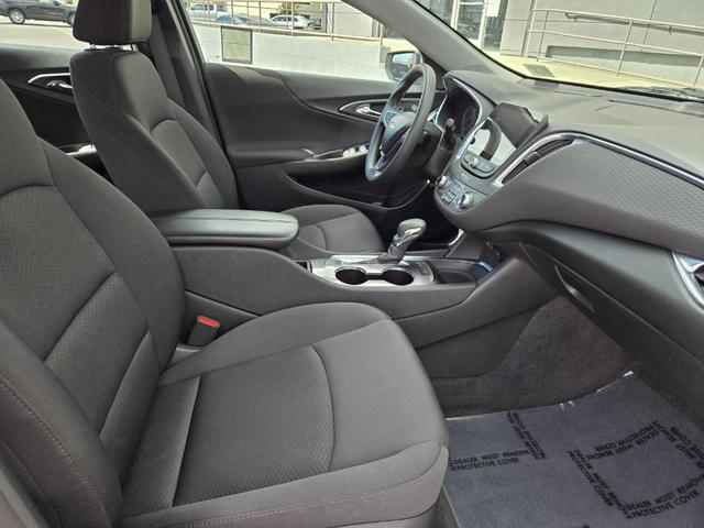 Photo of 2021 Silver Ice Metallic Chevrolet Malibu