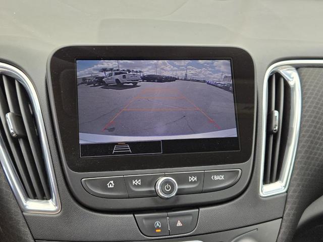 Photo of 2021 Silver Ice Metallic Chevrolet Malibu