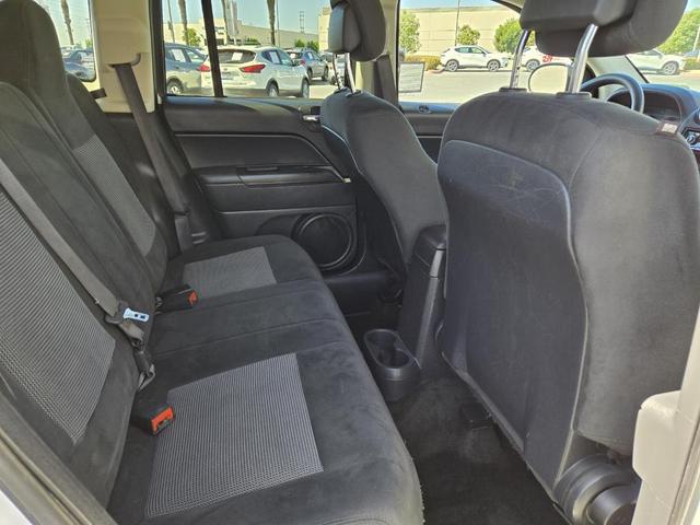 Photo of 2017 Bright White Clearcoat Jeep Compass
