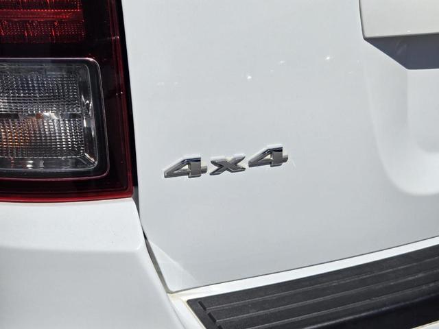 Photo of 2017 Bright White Clearcoat Jeep Compass
