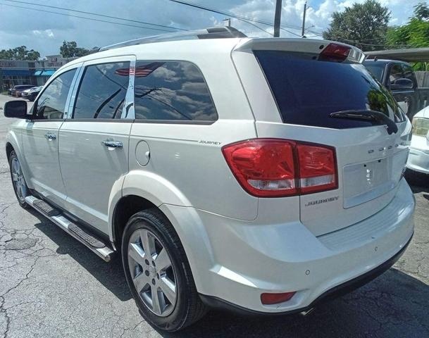 Photo of 2013 White Dodge Journey