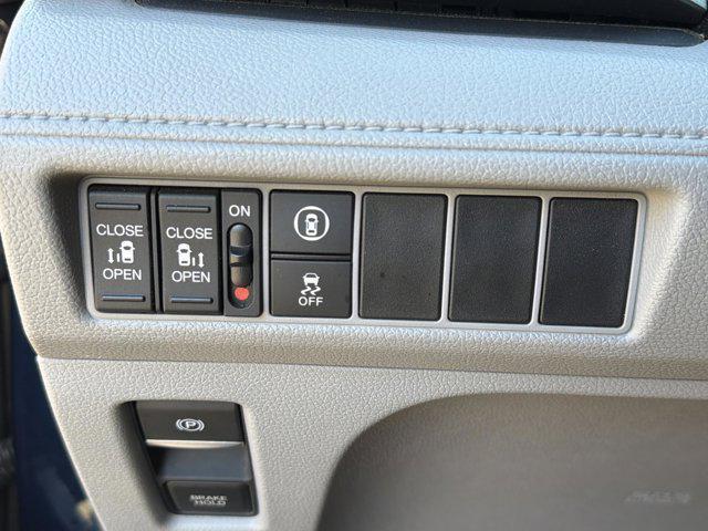 Photo of 2022 Obsidian Blue Pearl Honda Odyssey