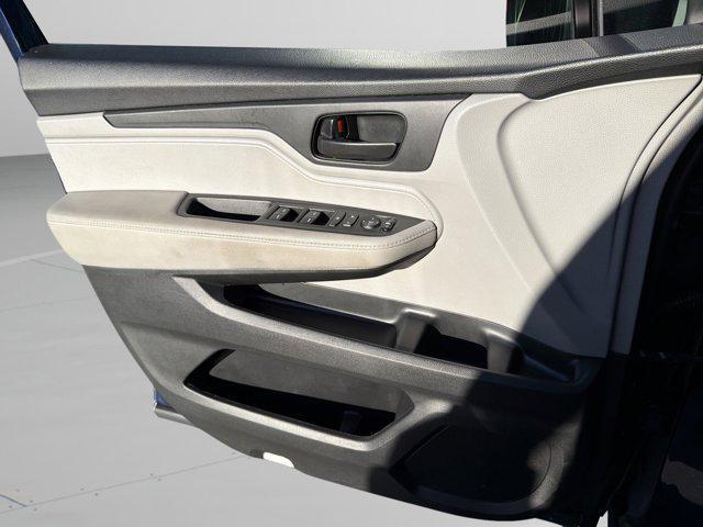 Photo of 2022 Obsidian Blue Pearl Honda Odyssey