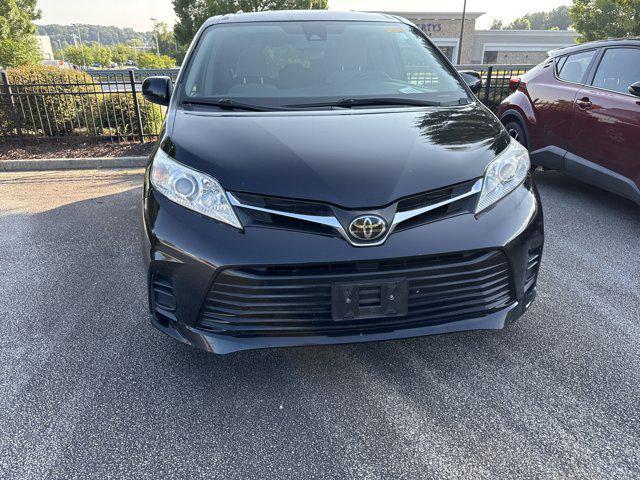 Photo of 2018 Midnight Black Metallic Toyota Sienna