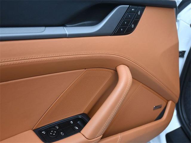 Photo of 2025 White Porsche 911