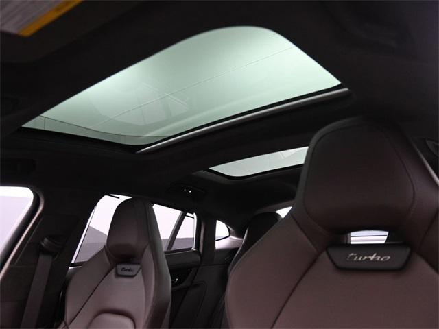 Photo of 2025 Oak Green Metallic Neo Porsche Panamera