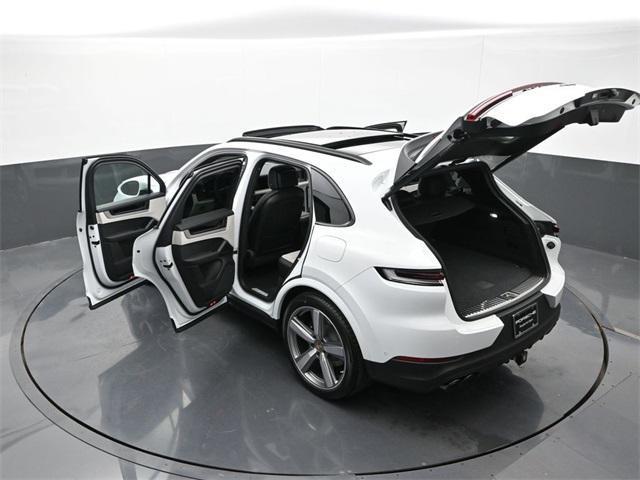 Photo of 2025 Carrara White Metallic Porsche Cayenne