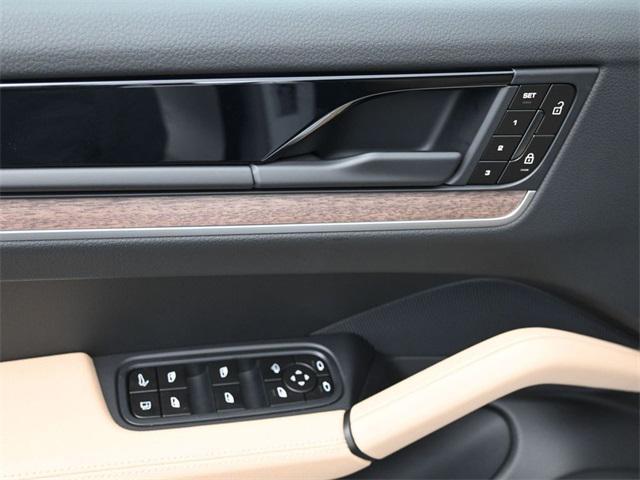 Photo of 2025 Carrara White Metallic Porsche Cayenne
