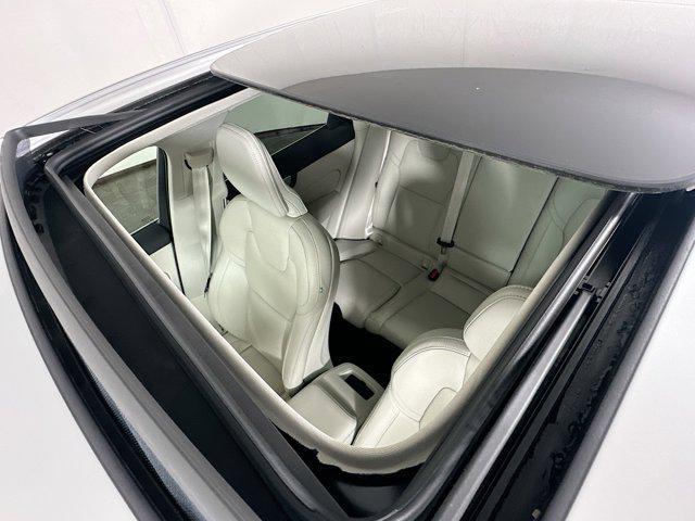 Photo of 2022 White Volvo XC60 Recharge Plug-In Hybrid