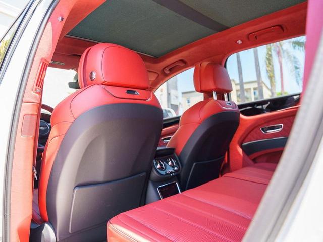 Photo of 2023 Glacier White Bentley Bentayga Hybrid