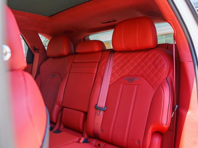 Photo of 2023 Glacier White Bentley Bentayga Hybrid