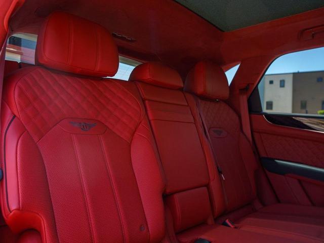 Photo of 2023 Glacier White Bentley Bentayga Hybrid