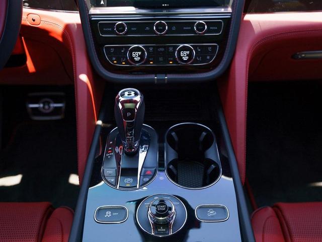 Photo of 2023 Glacier White Bentley Bentayga Hybrid