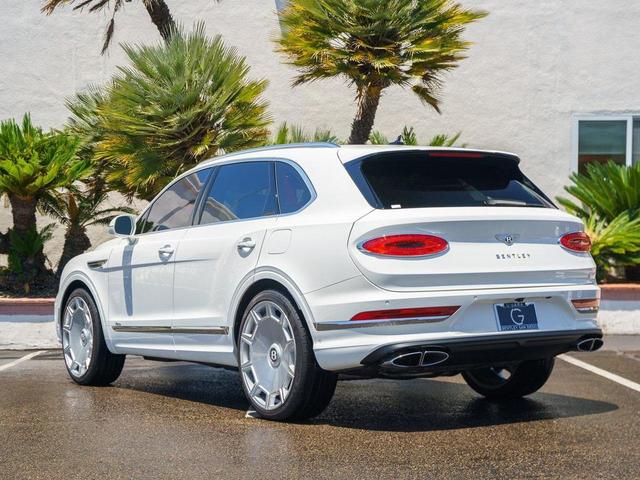 Photo of 2023 Glacier White Bentley Bentayga Hybrid