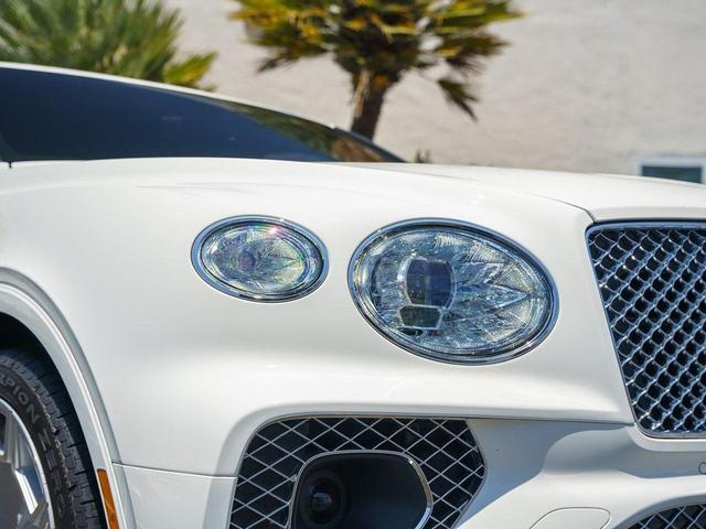 Photo of 2023 Glacier White Bentley Bentayga Hybrid