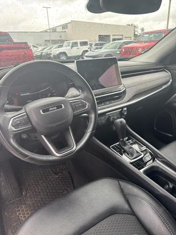 Photo of 2022 White Jeep Compass