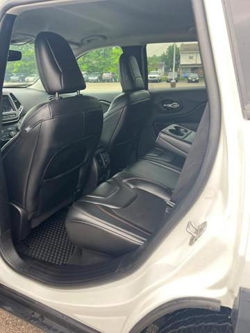 Photo of 2021 White Jeep Cherokee