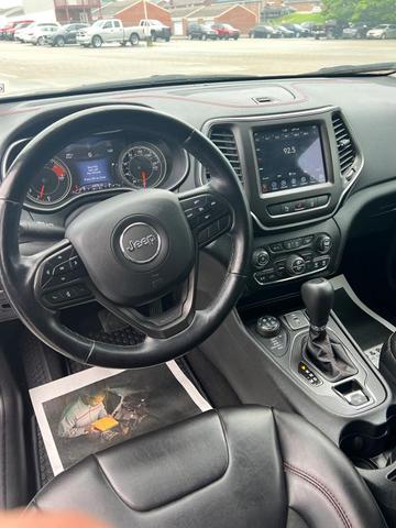 Photo of 2021 White Jeep Cherokee
