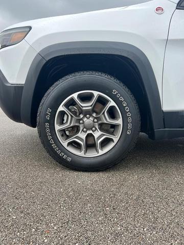 Photo of 2021 White Jeep Cherokee